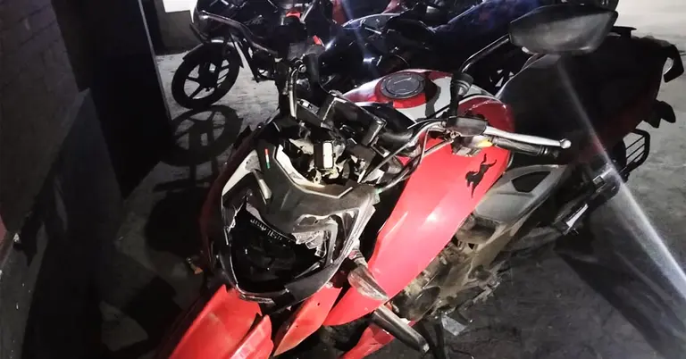 সড়ক দুর্ঘটনায় ক্ষতিগ্রস্ত মোটরসাইকেল